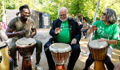 Trommeln mit Kardinal Marx bei der 72-Stunden-Aktion